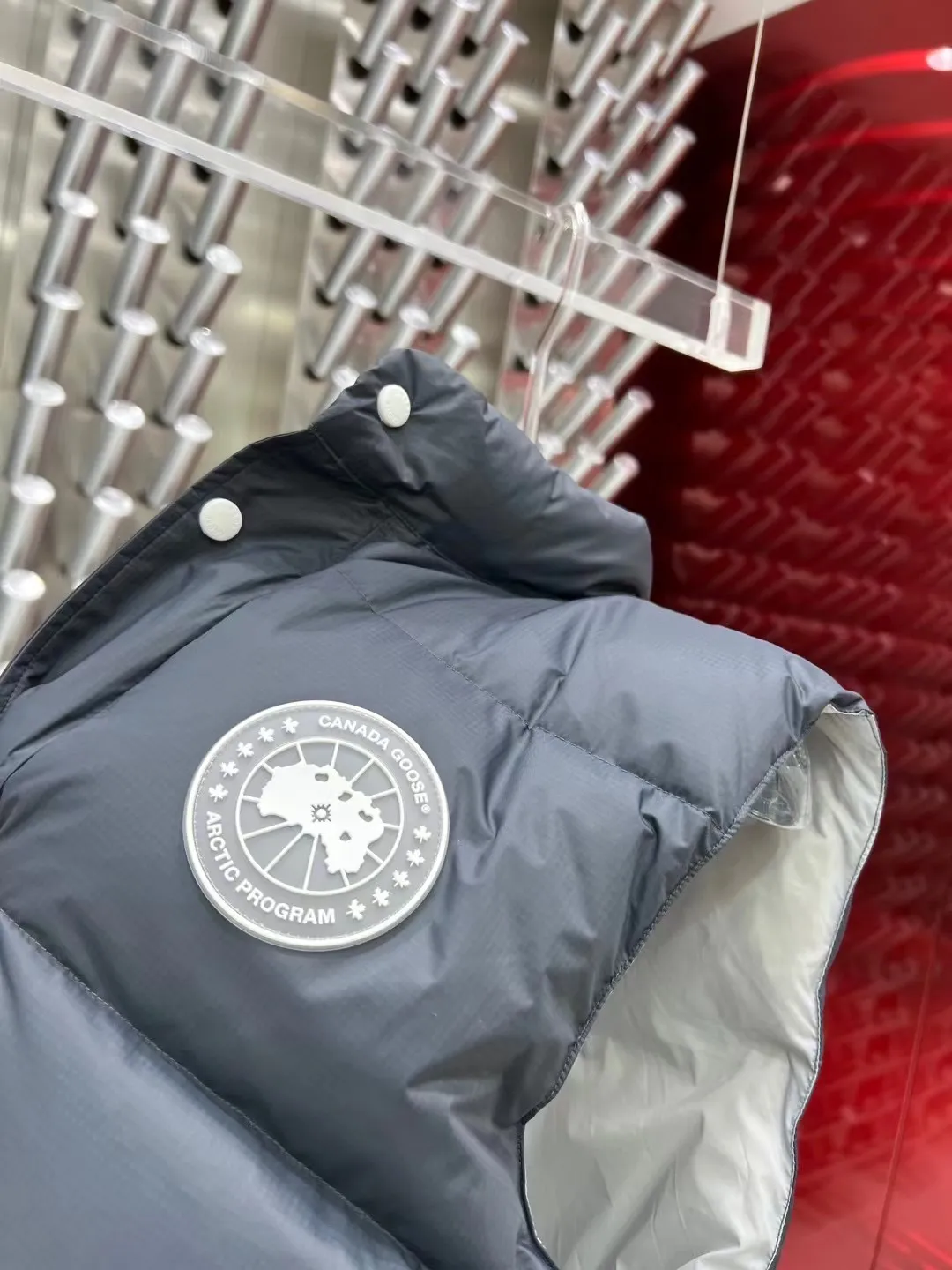 P440 2025 Autumn and Winter New 🆕Down Jacket Original 1:1 customized hardware accessories are all imported and original customized. Counter comparisons are welcome. Absolutely high quality. Made of top 90 white duck down. Super soft. Filled with fluffy and full feathers. Super heavy workmanship. Fabric workmanship. 👍Perfect version. Note⚠The fabric is super comfortable. Exclusive model. Non-market goods. Same sizes for men and women: XS～XXL.